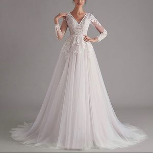 NWOT Tulle long sleeve wedding dress, with sleeves